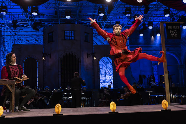 Gilbert & Sullivan: The Yeomen of the Guard - John Savournin, Matthew Kellett - Opera Holland Park (Photo: Ellie Kurtz)