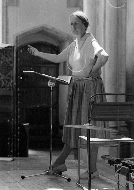 Imogen Holst teaching (Photo: Walter Rawlings)