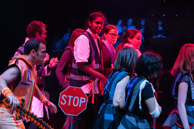 Jonathan Dove: The Monster in the Maze - Anthony Flaum & youth chorus - Music in the Round (Photo: Andy Brown)