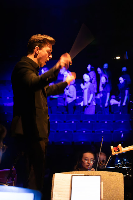 Jonathan Dove: The Monster in the Maze - John Lyon, adult chorus, orchestra - Music in the Round (Photo: Andy Brown)