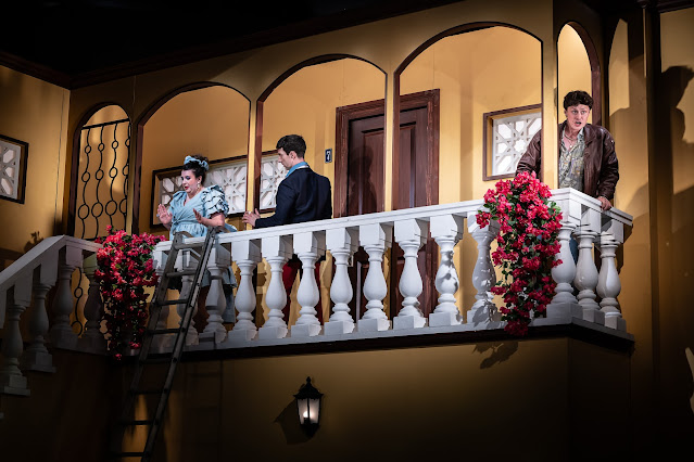 Rossini: Il barbiere di Siviglia - Lauren Young, Joseph Doody, Henry Neill - Longborough Festival Opera, 2025 (Photo: Clive Barda)