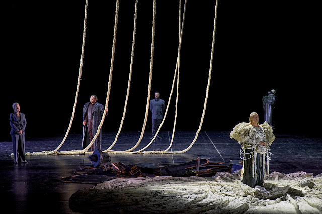 Wagner: Tristan und Isolde - Ekaterina Gubanova (Brangäne), Andreas Schager (Tristan), Jordan Shanahan (Kurwenal), Camilla Nylund (Isolde), Günther Groissböck (Marke) - Bayreuth Festival, 2025 (Photo: Bayreuther Festspiele / Enrico Nawrath)