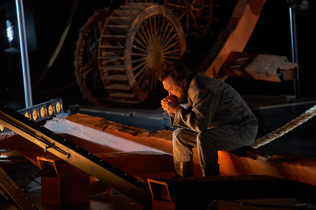 Wagner: Tristan und Isolde (Act 3) - Jordan Shanahan (Kurwenal) - Bayreuth Festival, 2025 (Photo: Bayreuther Festspiele / Enrico Nawrath)