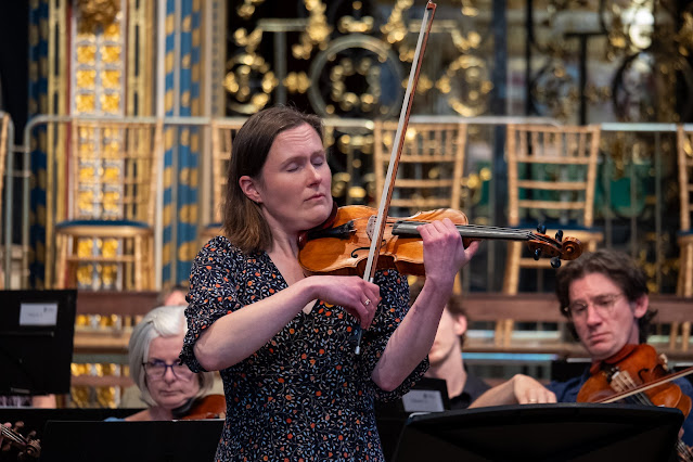Zoë Beyers leads Britten Sinfonia at Westminster Abbey (Photo: Shoël Stadlen)
