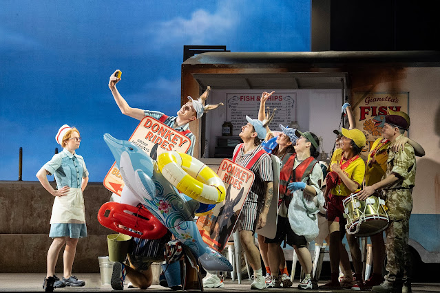 Donizetti: The Elixir of Love - Rosie Lomas & chorus - English Touring Opera (Photo: © Richard Hubert Smith)