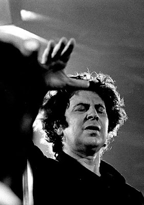 Mikis Theodorakis conducting in Hamburg in 1971