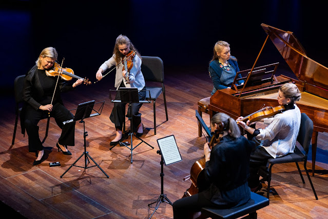 Chiaroscuro Quartet with Olga Pashchenko (Photo: Juri Hiensch) Chiaroscuro Quartet with Olga Pashchenko (Photo: Juri Hiensch)