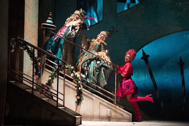Gilbert & Sullivan: The Gondoliers - Phil Wilcox, Lauren Young, Kelli-Ann Masterson - English Touring Opera (Photo: © Richard Hubert Smith) Gilbert & Sullivan: The Gondoliers - Phil Wilcox, Lauren Young, Kelli-Ann Masterson - English Touring Opera (Photo: © Richard Hubert Smith)