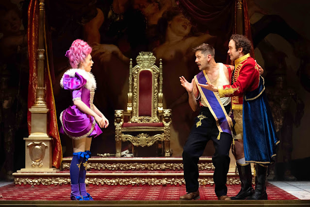 Gilbert & Sullivan: The Gondoliers - Kelli-Ann Masterson, Samuel Pantcheff, Robin Bailey - English Touring Opera (Photo: © Richard Hubert Smith) Gilbert & Sullivan: The Gondoliers - Kelli-Ann Masterson, Samuel Pantcheff, Robin Bailey - English Touring Opera (Photo: © Richard Hubert Smith)