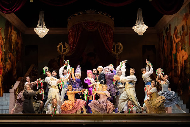 Gilbert & Sullivan: The Gondoliers - English Touring Opera (Photo: © Richard Hubert Smith) Gilbert & Sullivan: The Gondoliers - English Touring Opera (Photo: © Richard Hubert Smith)