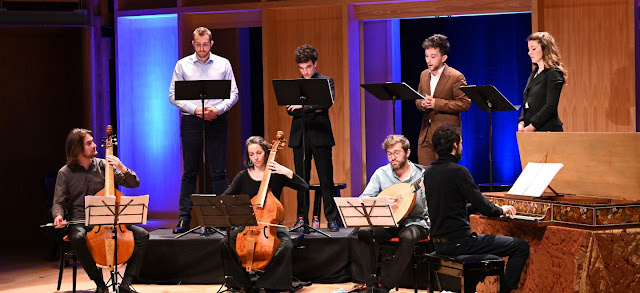 Près de votre oreille Près de votre oreille