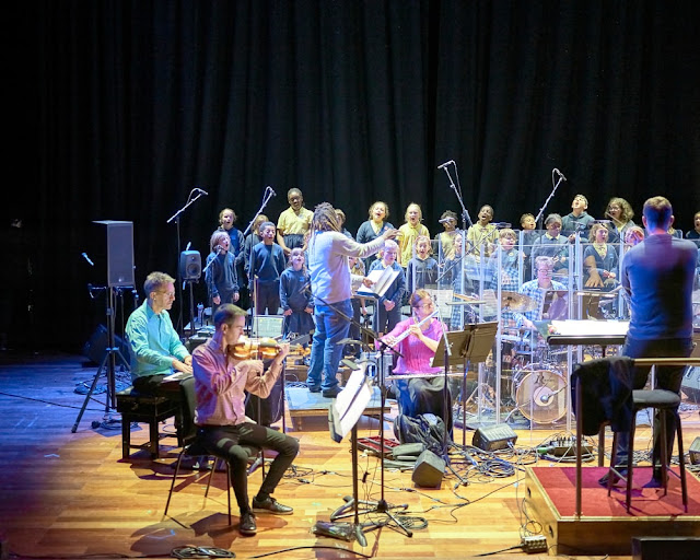 Alex Paxton: Candyfolk Space Drum - London Sinfonietta, children of Belham Primary School, Aga Serugo-Lugo (Photo: Orlando Gili) Alex Paxton: Candyfolk Space Drum - London Sinfonietta, children of Belham Primary School, Aga Serugo-Lugo (Photo: Orlando Gili)