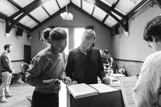 Mozart's The Marriage of Figaro in rehearsal - Elinor Rolfe Johnson, Orlando Jopling - Wild Arts (Photo: Anastasia Tikhonova) Mozart's The Marriage of Figaro in rehearsal - Elinor Rolfe Johnson, Orlando Jopling - Wild Arts (Photo: Anastasia Tikhonova)