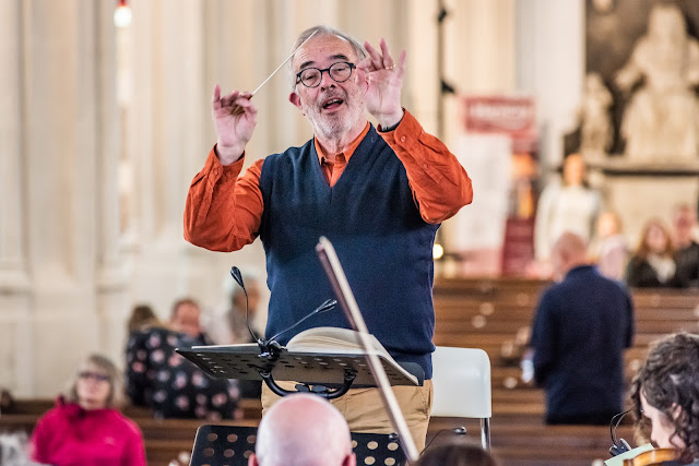 Leslie Olive rehearsing the Suffolk Philharmonic Orchestra (Photo: Bill Hiskett)