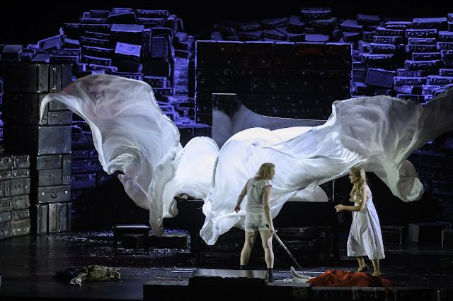 Wagner: Die Walküre - Deutsche Oper Berlin (Photo: Bernd Uhlig) Wagner: Die Walküre - Deutsche Oper Berlin (Photo: Bernd Uhlig)