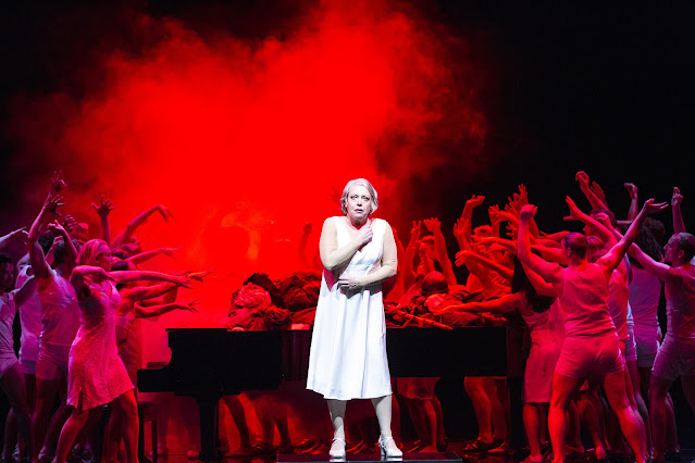 Wagner: Götterdämmerung - Deutsche Oper Berlin (Photo: Bernd Uhlig) Wagner: Götterdämmerung - Deutsche Oper Berlin (Photo: Bernd Uhlig)