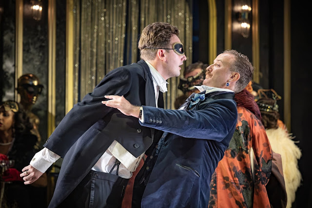 Johann Strauss: Die Fledermaus - Matthew Siveter, Julien Van Mellaerts - Opera Holland Park (Photo: Craig Fuller) Johann Strauss: Die Fledermaus - Matthew Siveter, Julien Van Mellaerts - Opera Holland Park (Photo: Craig Fuller)