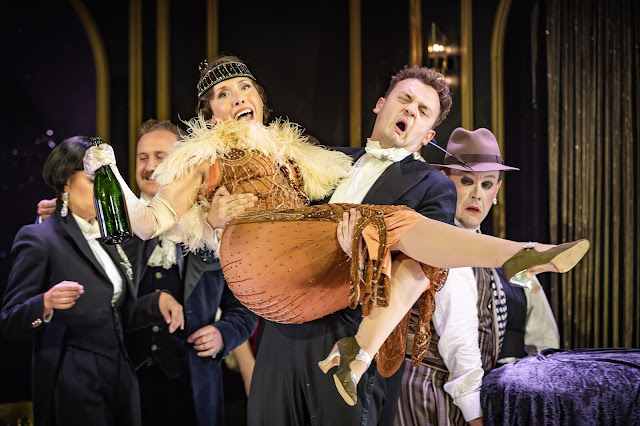 Johann Strauss: Die Fledermaus - Rebecca Bottone, Matthew Siveter - Opera Holland Park (Photo: Craig Fuller) Johann Strauss: Die Fledermaus - Rebecca Bottone, Matthew Siveter - Opera Holland Park (Photo: Craig Fuller)