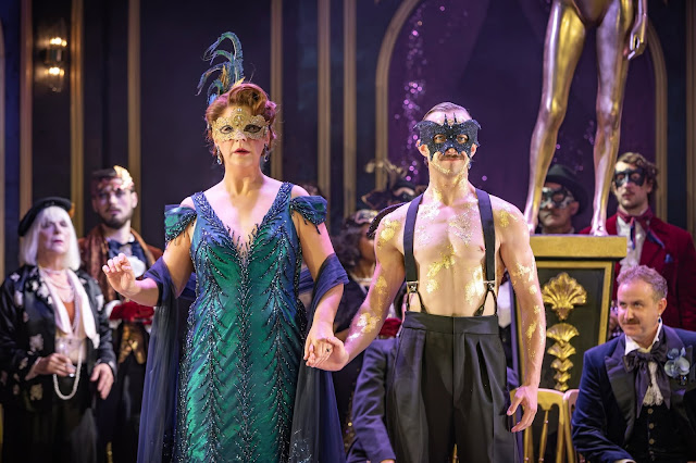 Johann Strauss: Die Fledermaus - Alison Langer, Harry Wilson - Opera Holland Park (Photo: Craig Fuller) Johann Strauss: Die Fledermaus - Alison Langer, Harry Wilson - Opera Holland Park (Photo: Craig Fuller)