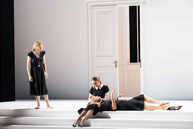 Mozart: <i>Cosi fan tutte</i> - Elsa Dreisig, Lea Desandre, Victoria Karkacheva - Salzburg Festival (Photo: Monika Rittershaus) Mozart: <i>Cosi fan tutte</i> - Elsa Dreisig, Lea Desandre, Victoria Karkacheva - Salzburg Festival (Photo: Monika Rittershaus)