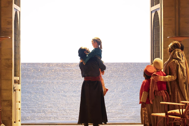 Mozart: Die Entführung aus dem Serail - Pasha Selim (Franck Saurel) and children - Glyndebourne (Photo: Bill Knight) Mozart: Die Entführung aus dem Serail - Pasha Selim (Franck Saurel) and children - Glyndebourne (Photo: Bill Knight)