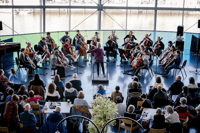 Sheku Kanneh Mason and young cellists from The Glasshouse [Photo: TyneSight Media]