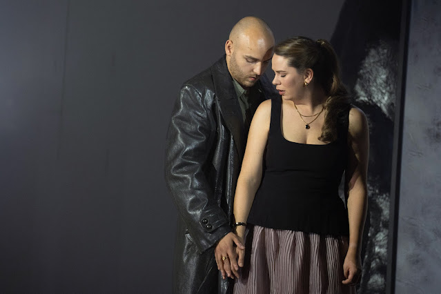 Purcell: Dido & Aeneas - Michael Lafferty, Samantha Price - English Touring Opera [Photo: Richard Hubert Smith]